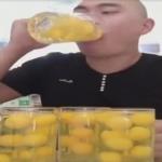 بالفيديو .. يتناول 50 بيضة نيئة لزيادة عدد متابعيه