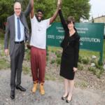 بعد 24 عامًا .. تمت تبرئته من التهمة الموجهة إليه ويخرج من السجن