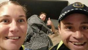 لماذا التقط عناصر الشرطة صورة سيلفي مع هذا الرجل