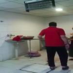 ضبط عامل مطعم بالسعودية يقف على اللحم قبل تقديمه للزبائن