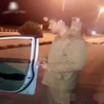 شرطة مرور السعودية تضبط سائق سيارة يخفي أرقام لوحة السيارة .. فيديو