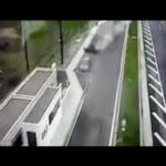 انفجار سيارة بورش يتسبب في وفاة أربعة أشخاص .. فيديو