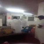 شاب يتشاجر مع مسن بداخل مسجد .. فيديو