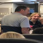 بالفيديو .. اعتداء مضيف طائرة على مسافرة