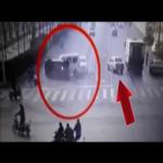 حادث غريب السيارات تتطاير وعجز عن تفسيره الملايين