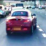 سيارة رياضية  تتسبب في حادث على الطريق السريع .. فيديو