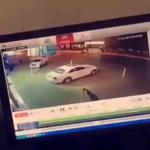 مفحط يصدم سيارة في موقف ويفر هاربًا .. فيديو