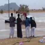 كيف احتفل هؤلاء الشباب بإنقاذ رجل من السيول .. طريقة سينمائية