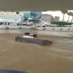 شاهد .. ابتكار طريقة جديدة للاستمتاع بالمطر الشديد