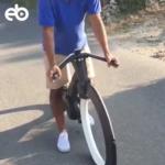 شاهد هذه الدراجة التي تحمي قائدها من اصطدام السيارات به