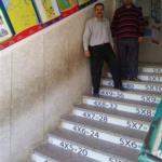 شاهد ماذا فعل هذا المعلم كي يساعد الطلبة على حفظ جدول الضرب