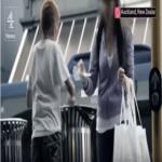 شاهد كيف تفاعل العالم المتقدم مع مشهد طفل يأكل من القمامة