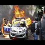 متظاهرون يحرقون سيارة شرطة والسائق بداخلها