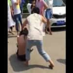 توجه سيل من اللكمات والصفعات لهذه المرأة .. شاهد السبب