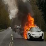 اشتعال سيارة ماكلارين على الطريق .. ونجاة من كانوا بالسيارة