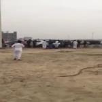فيديو .. أصحاب دراجات نارية ينهالون بالضرب على سيارة