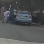 فيديو .. اعتداء باكستانيون على رجل في سيارته