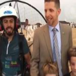 فيديو طريف للقتصل الأمريكي أثناء العرضة السعودية