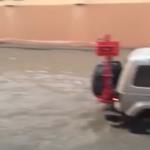 شاهد كيف استغل شاب مياه الأمطار بطريقة طريفة