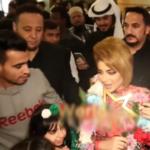 شاهد حليمة بولند تدفع أحد المعجبين .. تعرف على السبب