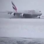 شاهد الهبوط الاحترافي لطائرة طيران الإمارات فوق الجليد