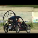 يعبر القناة الإنجليزية بسيارة شراعية .. فيديو