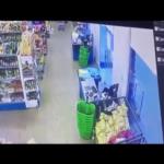 بالفيديو .. سطو مراهقان على متجر وقت الإفطار