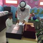 يهدي تلاميذه هدايا بمناسبة تفوقهم .. فعلى ماذا حصلوا؟