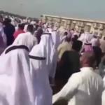 بالفيديو .. مات وحيدًا فسار في جنازته الآلاف