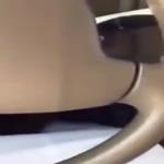 شاهد لحظة الاعتداء بالضرب والسب على عامل بأحد المقاهي