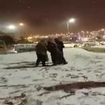 فيديو للعب الأهالي بالثلوج في المملكة