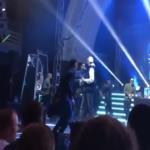 شاهد .. مغني راب يضرب أحد المعجبين في حفلة حية