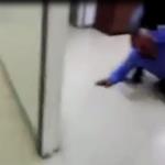 بالفيديو .. وزير يعتدي على أحد الأشخاص في مبنى الوزارة