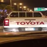 يعطل حركة المرور للرقص بخنجره .. فيديو