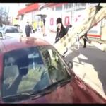 ينتقم من وزوجته بفعل ذلك .. فيديو غريب