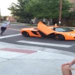 بالفيديو .. مراهق يحطم زجاج سيارة فارهة والسبب