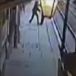 شاهد لحظة دفع سكير لعامل محطة تحت عجلات القطار