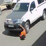 شاهد لحظة دهس سيدة وجرها مسافة 18 مترًا