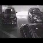 وجد المسافة ضيقة بجانب السيارة .. فشاهد كيف خرج منها