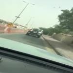 بالفيديو .. قيادة وافد أجنبي لسيارة أمنية