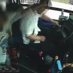 بالفيديو .. الاعتداء على سائق حافلة لهذا السبب الغريب