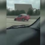 شاهد .. موستانج تسير على طريق سريع بثلاثة إطارات فقط