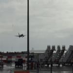 هبوط جانبي لطائرة الإمارات .. شاهد كيف استطاع قائد الطائرة الهبوط بشكل آمن رغم الرياح