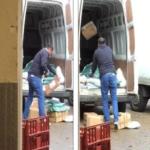 هدايا عيد الميلاد تلقى في الشاحنة باستهتار .. والشركة تعتذر