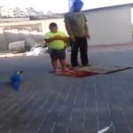 طائر يمنع طفل من أداء الصلاة .. فيديو كوميدي لن تتوقف عن مشاهدته