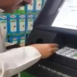 فيديو طريف لرجل كويتي يريد محادثة زوج ماكينة الصرف الآلي