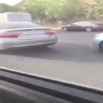 معركة بين قائدي السيارات على أحد الطرق السريعة في المملكة