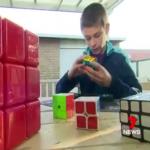 يحل مكعب روبيك في 13 ثانية فقط .. ويبلغ من العمر 11 عامًا .. فيديو