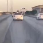 شاهد عناد سائقين يتسبب في حادث على مدخل نفق بالمملكة