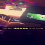 بالفيديو .. سائق أجرة يدخن الشيشة أثناء القيادة